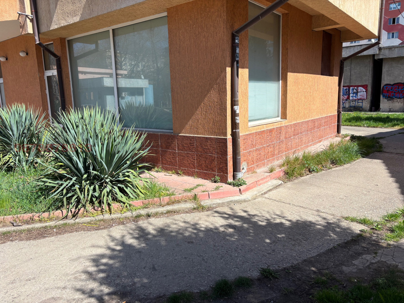 Дава под наем МАГАЗИН, гр. Перник, Изток, снимка 3 - Магазини - 54225189