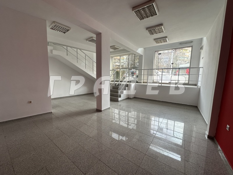 Дава под Наем МАГАЗИН в град Русе, Център - 190 кв.м / 700 € » 1 369.08 лв., ГРАДЕВ