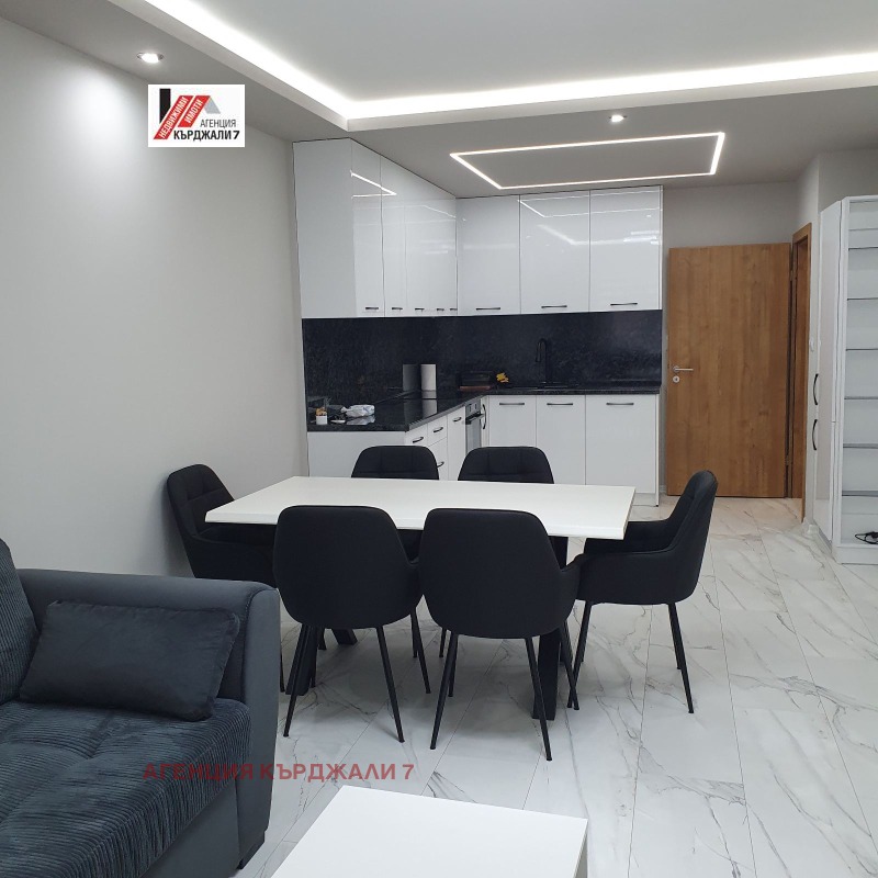 Дава под наем 3-СТАЕН, гр. Кърджали, Център, снимка 3 - Апартаменти - 53570749