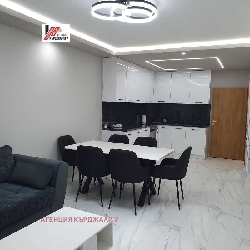 Дава под наем 3-СТАЕН, гр. Кърджали, Център, снимка 2 - Апартаменти - 53570749