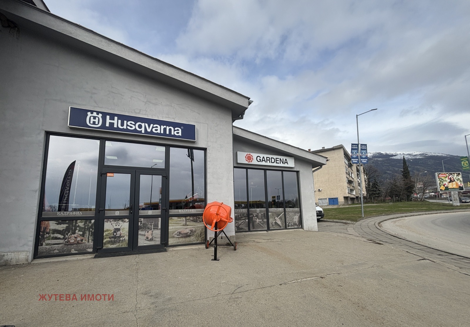 Дава под наем МАГАЗИН, гр. Карлово, област Пловдив, снимка 2 - Магазини - 53605547