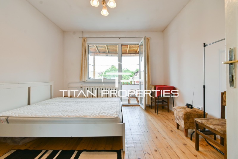 Дава под нем  3-стаен, град София, Център •  650 EUR • ID 34087356 — holmes.bg - [1] 