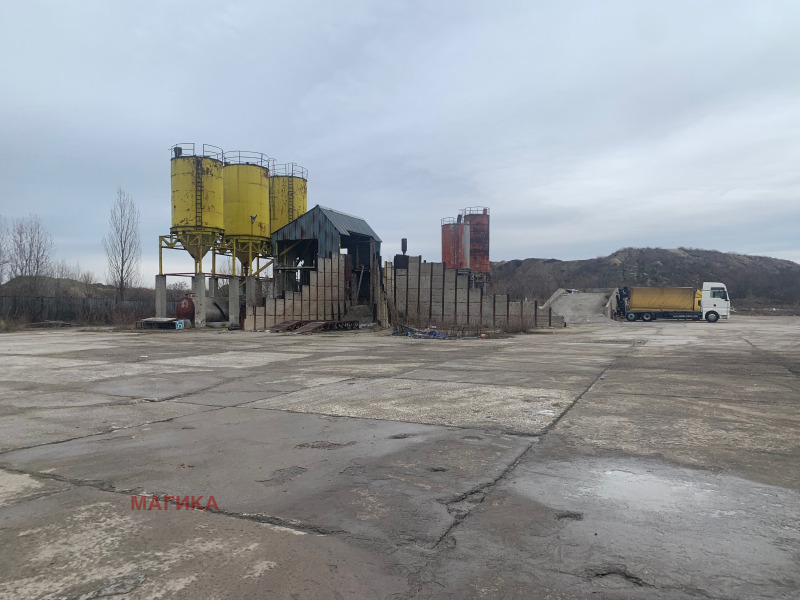 Дава под Наем ПАРКИНГ в град София, Враждебна - 22500 кв.м / 11 000 € » 21 514.13 лв., МАГИКА