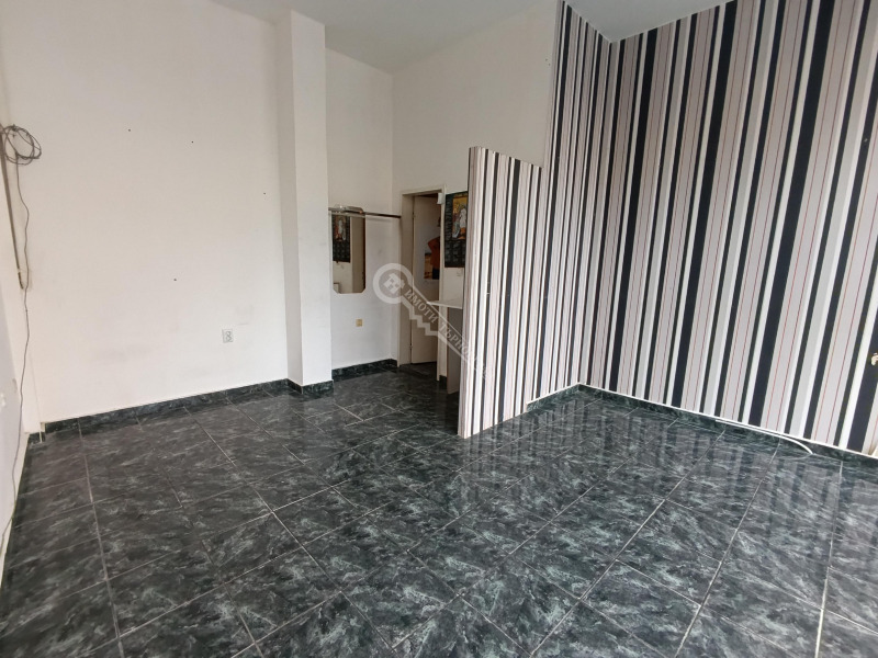 Дава под наем МАГАЗИН, гр. Велико Търново, Акация, снимка 3 - Магазини - 53428147