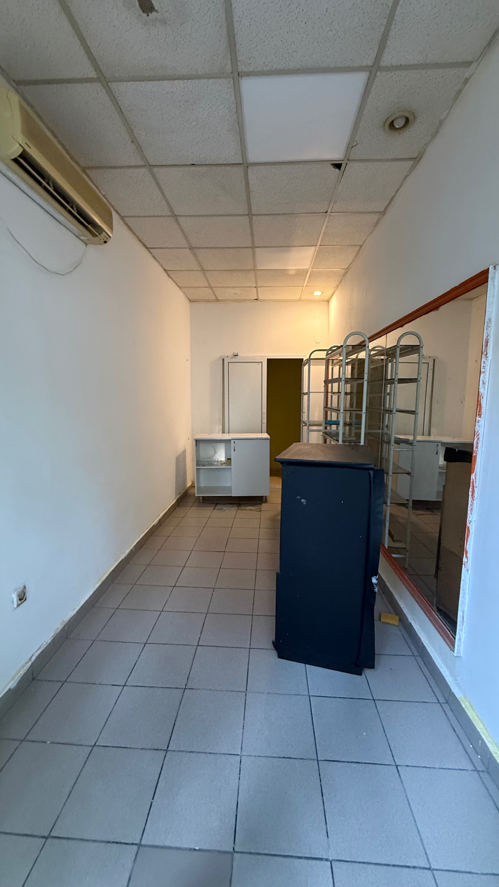Дава под наем МАГАЗИН, гр. Плевен, Идеален център, снимка 3 - Магазини - 55321654