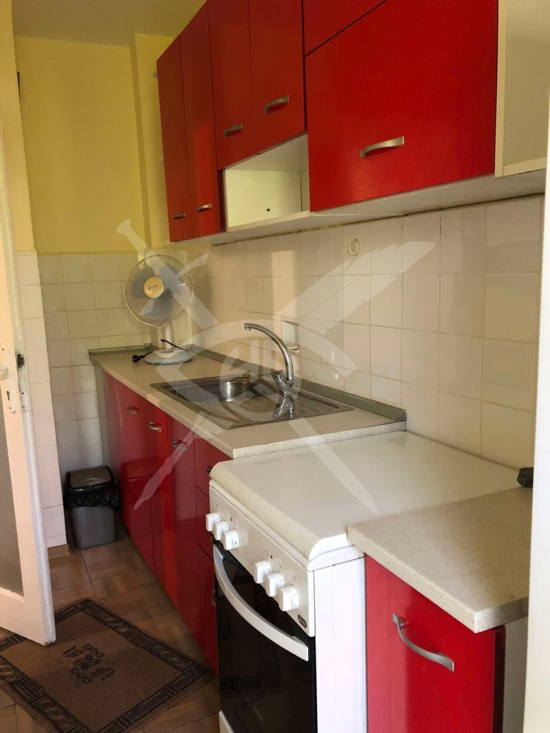 Дава под нем  2-стаен, град Варна, Център •  350 EUR • ID 14933638 — holmes.bg - [1] 